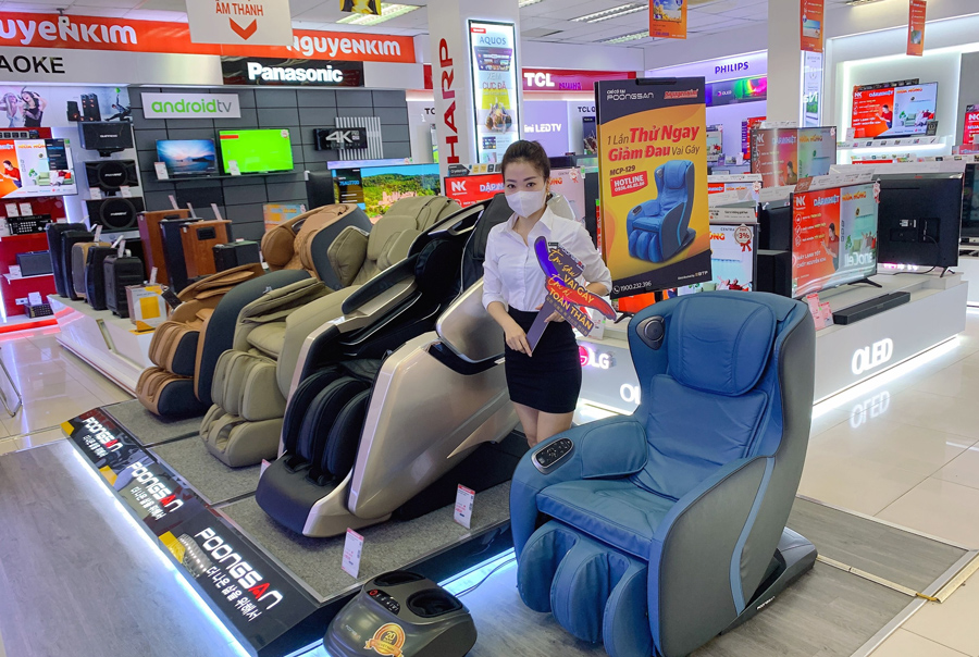 Gian hàng ghế massage Poongsan tại Nguyễn Kim - Hà Đông